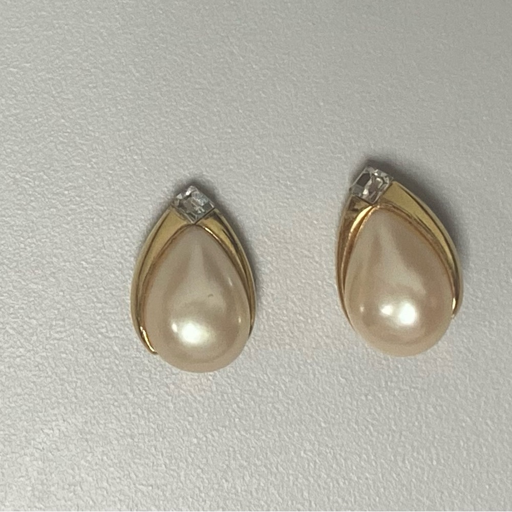 Vintage Richelieu Gold and Cream Pearl Teardrop Clip Earrings